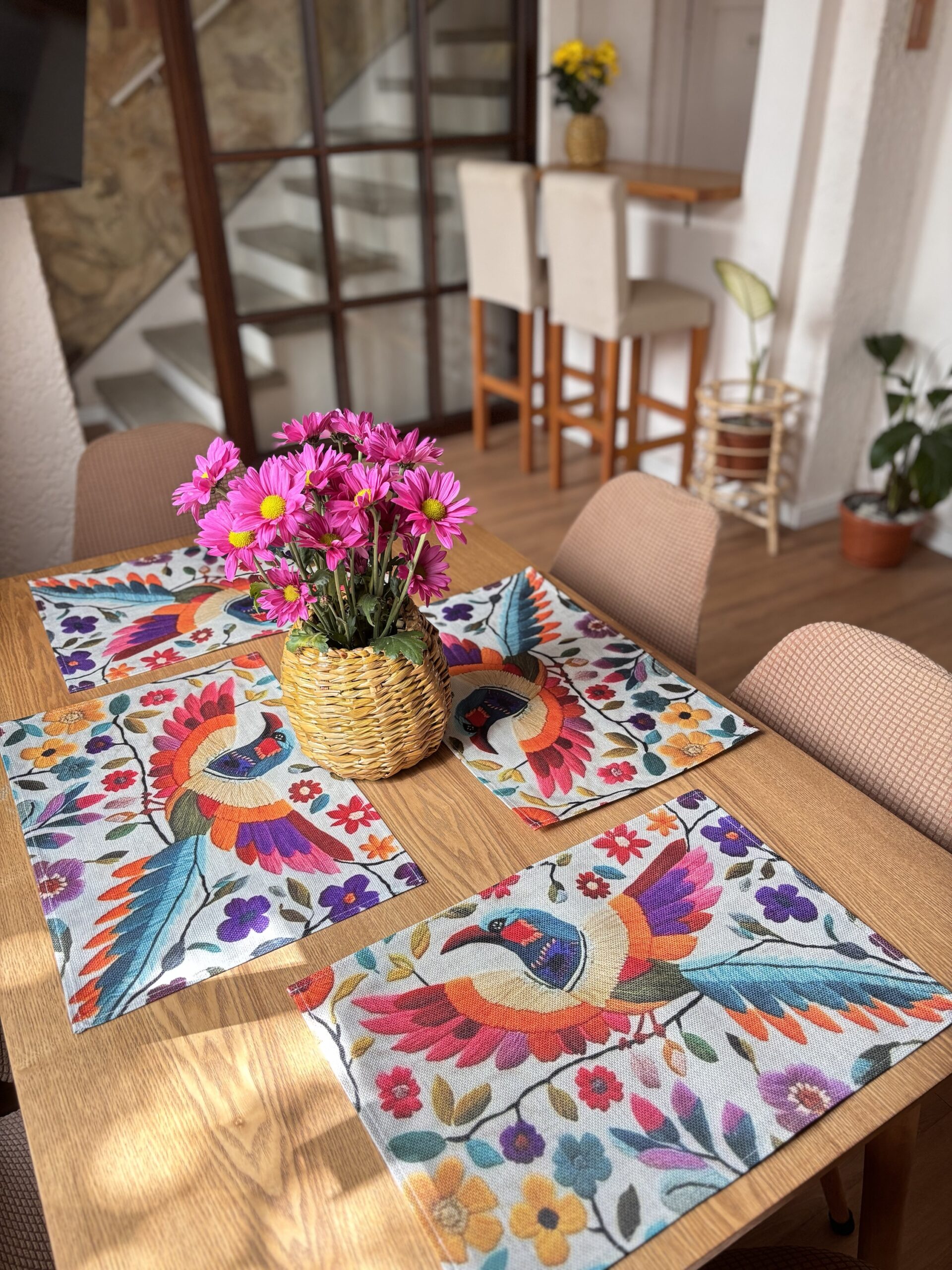 Pájaro y flores en fondo blanco