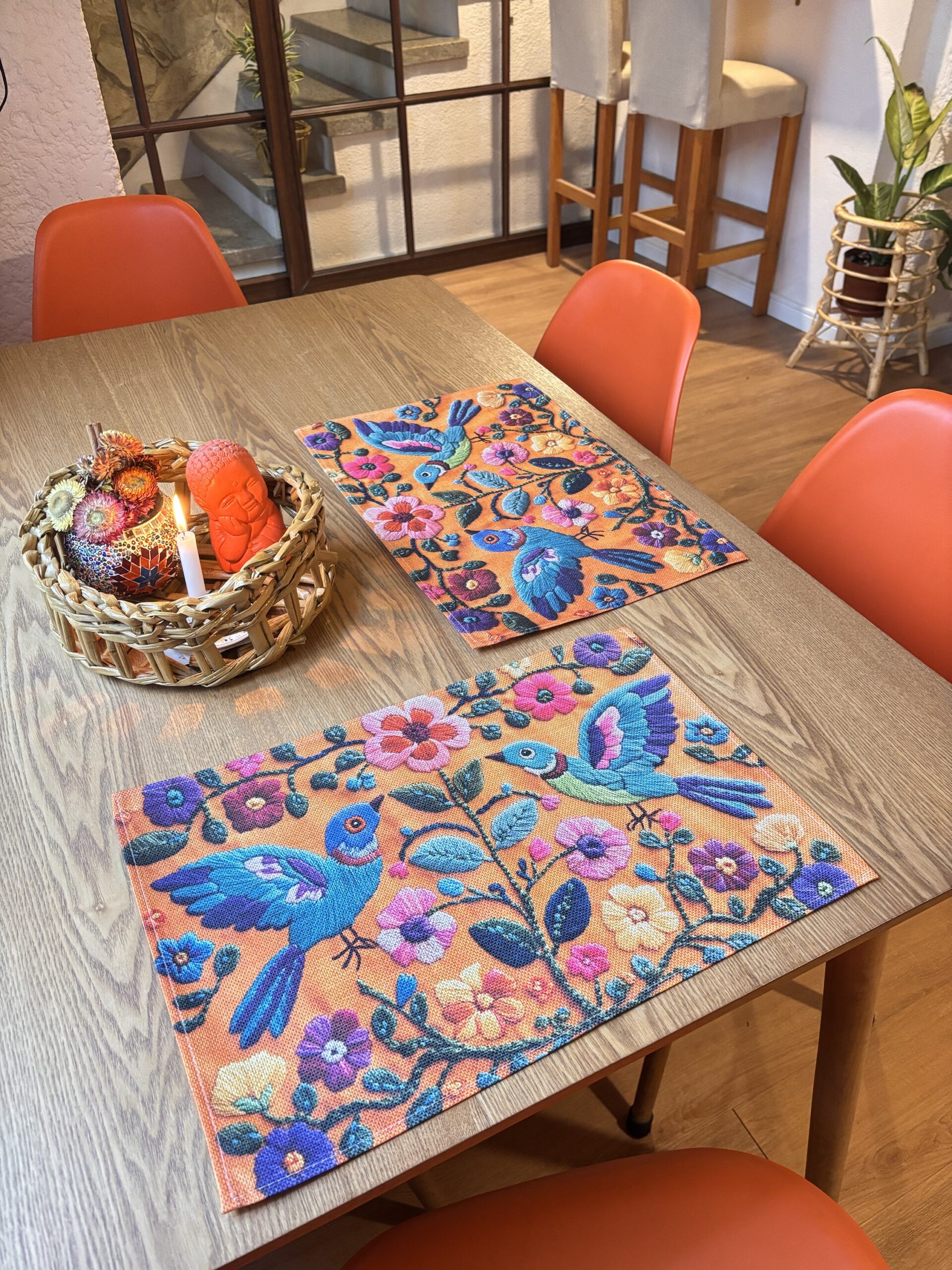 Pajaritos u flores con fondo mostaza