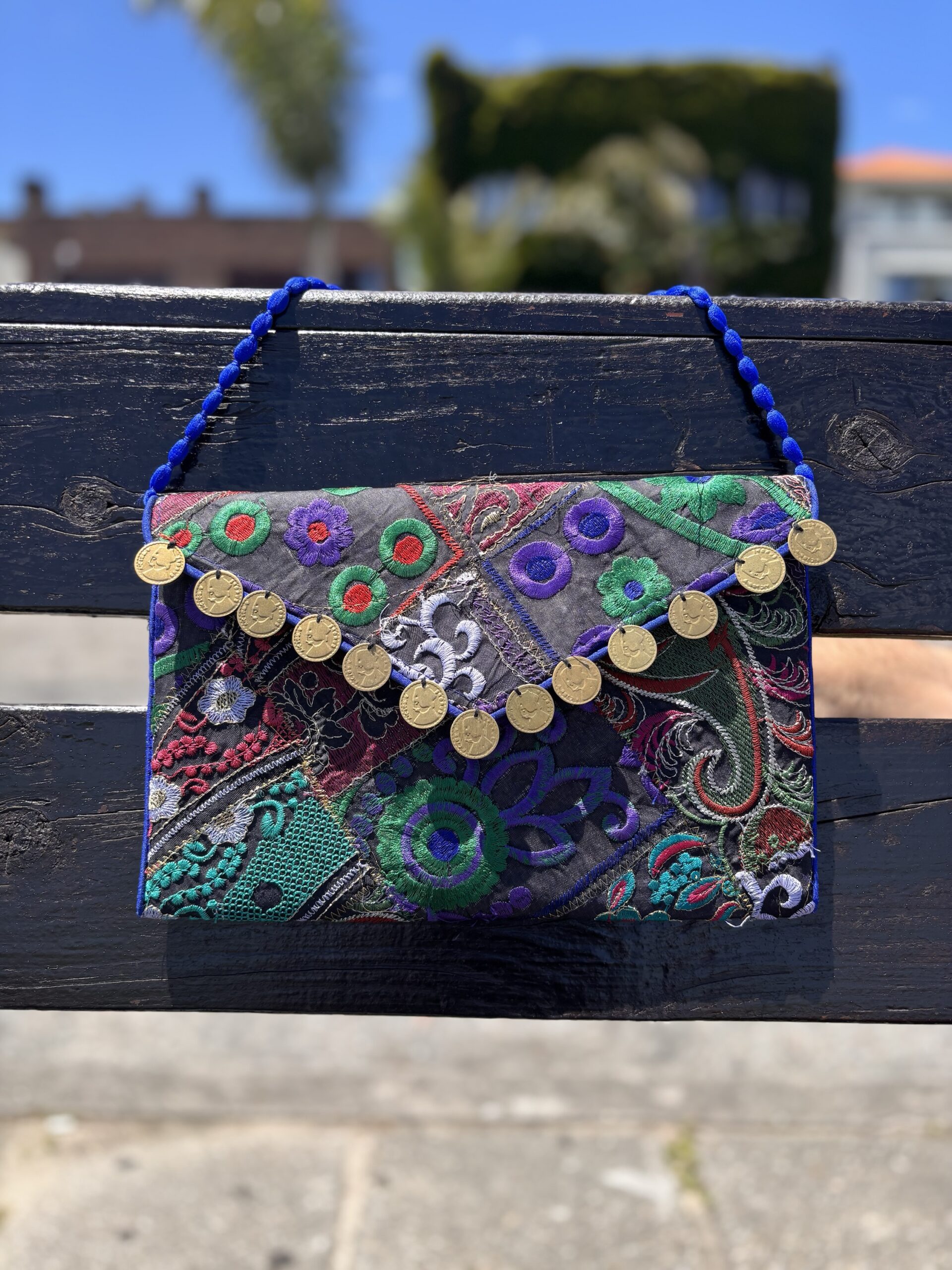 Sobre India con azul y violeta